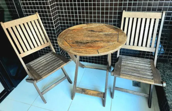 Vendo Conjunto Tok Stok em madeira maçica (Mesa + 2 cadeiras dobráveis)