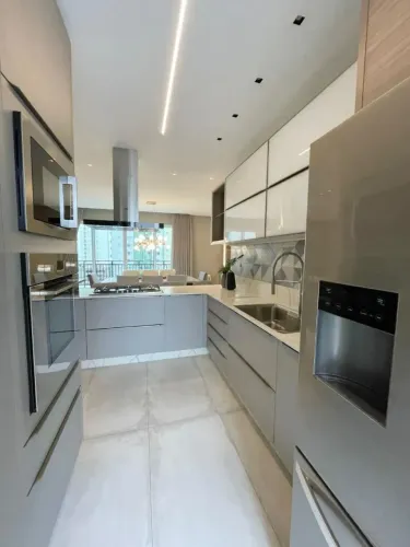Lindo Apartamento 4 Dormirorios Mobiliado Andar Alto no Centro de Balneario Camboriú