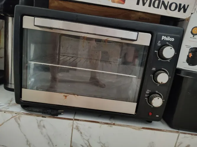 Vendo forno elétrico 38l Philco, com marcas de uso R$200