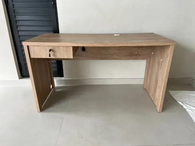 Mesa Escrivaninha de Escritório em MDF Amadeirado com Gaveta e Chave