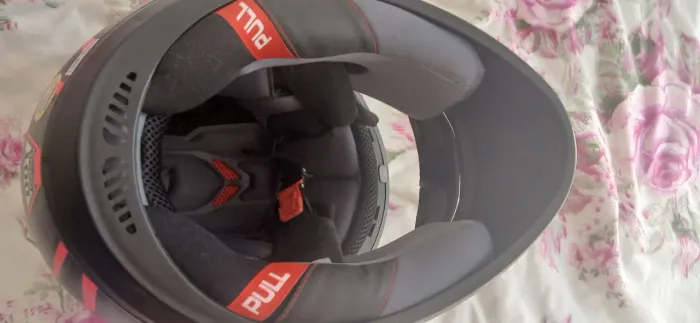 Vende se um capacete semi novo usado apenas 1 vezes motivo da venda não coube 