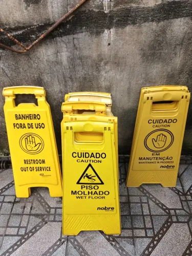 Placas de sinalização amarela