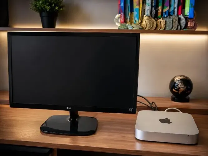 Mac Mini 1 TB com monitor, teclado, mouse e cabos
