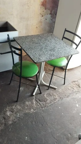 Mesa de mármore com 2 cadeiras