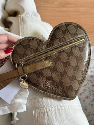Gucci heart pouch/ bolsinha em formato de coração
