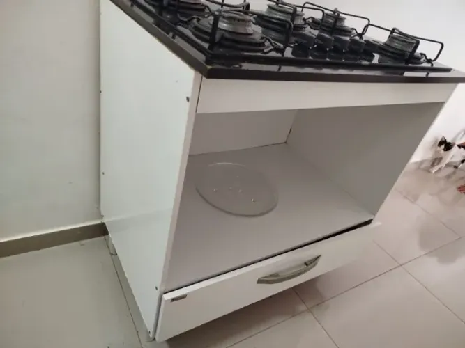 Cooktop Brastemp Ative! 5 bocas e mesa para Cooktop preto e branco.