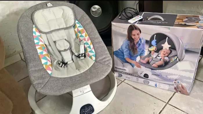 Cadeira de balanço automática nova. 