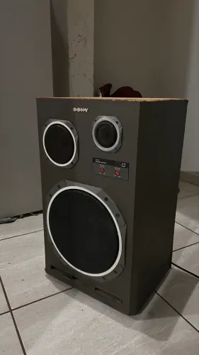 uma caixa acústica Sony GX-12, modelo SS-S20EBS