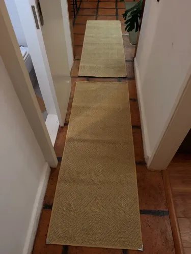 VENDO - KIT COM 2 TAPETES PASSADEIRA SISAL BEGE | ANTIDERRAPANTE