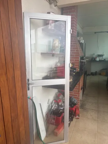 Porta de alumínio com vidro e fechadura