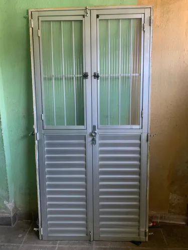 Porta de alumínio veneziana 103 x 210
