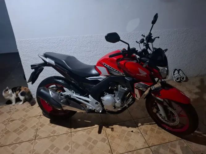 CB250F 2021 vermelha 