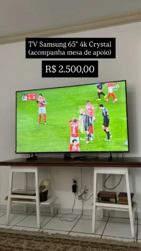 Smart TV Samsung 65" 4K Crystal + Mesa de Apoio Inclusa