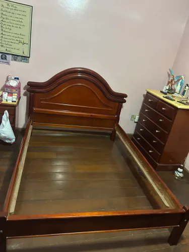 Cama de Casal em Madeira - Elegante e Resistente