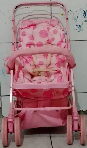 carinho de bebê rosa com branco lindo 