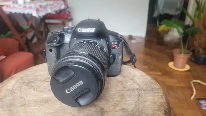 Canon EOS Rebel T4i + lente Canon EF-S 18-55mm IS II