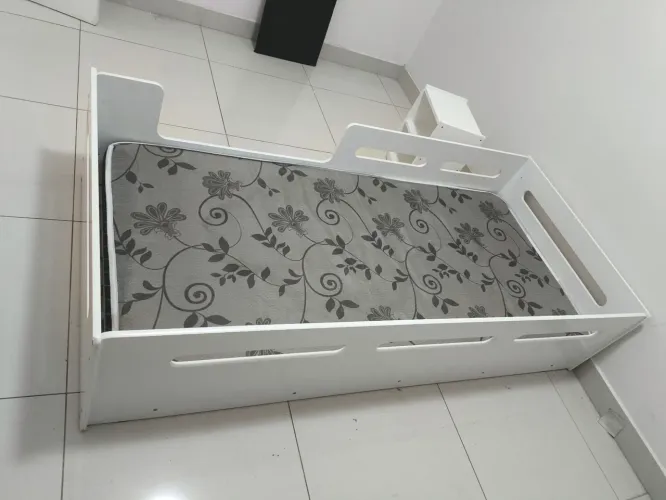 Cama infantil solteiro com criado mudo, branco lindo, pouco usado, em ótimo estado