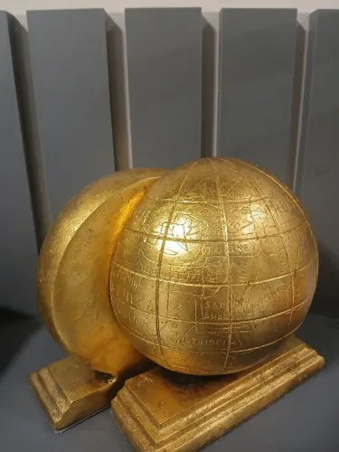 Objeto de decoração.  Porta livros.
