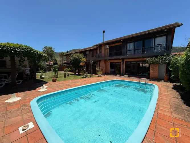 Casa com 5 quartos, 2 suítes, com piscina, no Parque São Jorge, Florianópolis