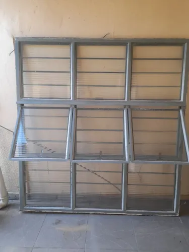 Janela de ferro para sala basculante com grade 180x150