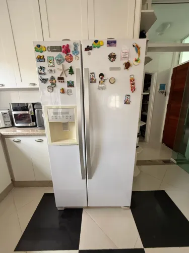 Geladeira Side by Side  Electrolux, com dispenser de água na porta 