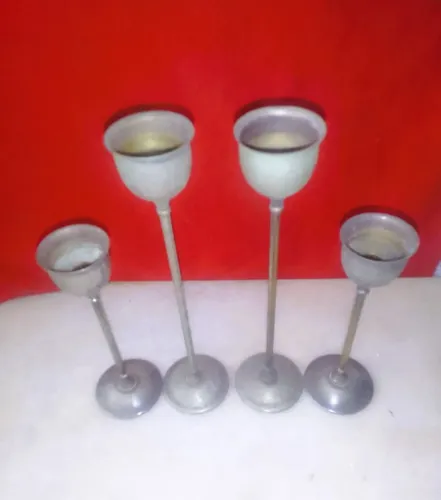 Conjunto de Quatro Elegantes Castiçais Prata 90 haste frenestrada e base em disco*