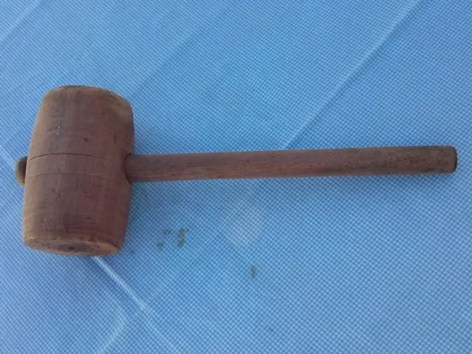 Martelo Antigo Todo em Madeira Para Bater Pneu (Serve para Decoração )
