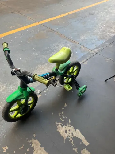 Bicicleta verde infantil