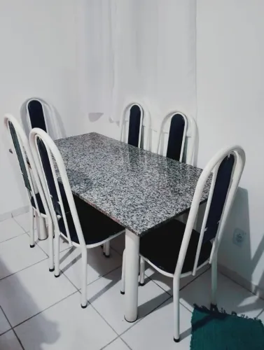 Vende-se mesa de 6 cadeiras de mármore