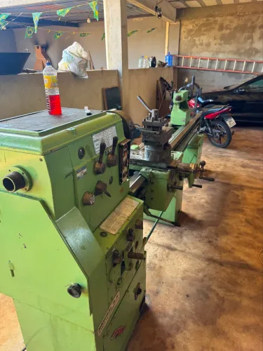 Vende um torno mecanico com barramento de 275 cm