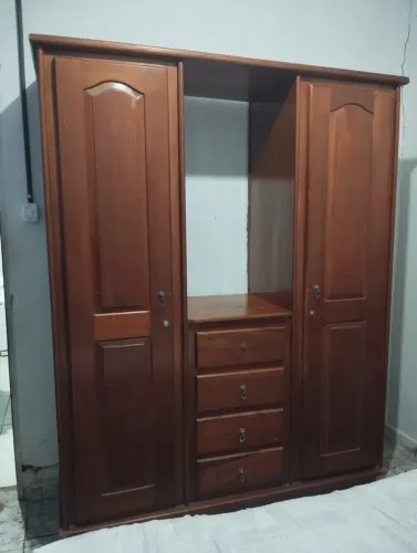 Guarda roupa em madeira