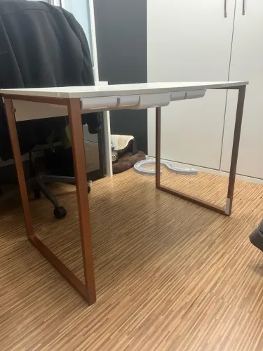 Mesa Escrivaninha Industrial 100 cm | Tampo Branco | Pés Bronze