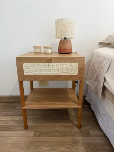Mesa de cabeceira com palhinha e pés em madeira - excelente estado