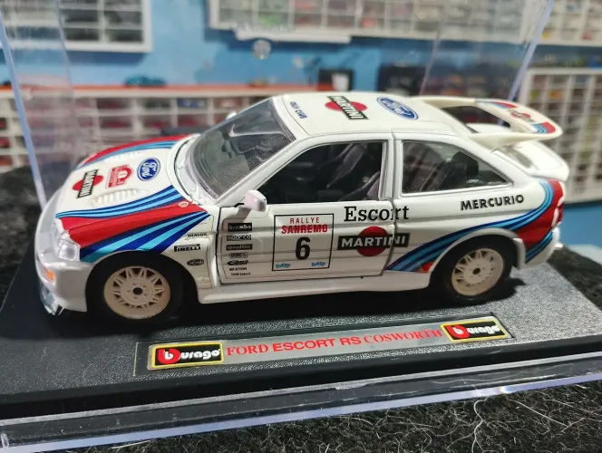 Miniatura Escort burago 1:25