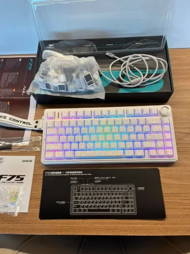 Teclado gamer AULA F75 + kaycaps personalizadas