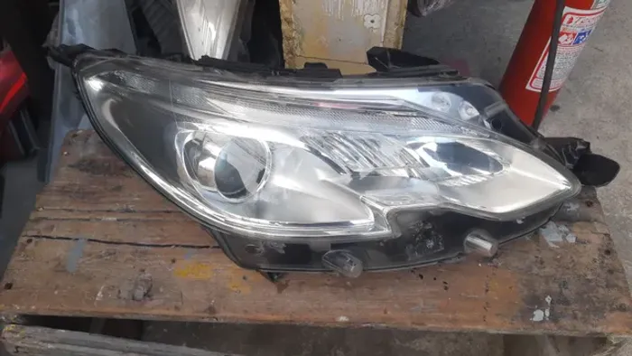 Farol do Peugeot 2008