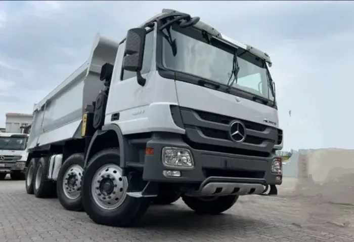 MB Actros 4844 ano 2016 com caçamba Rossetti de 20m, em SP