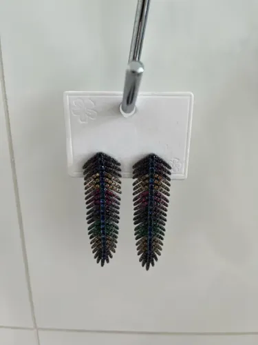 Brinco pena todo cravejado com pedras coloridas (6 cm)