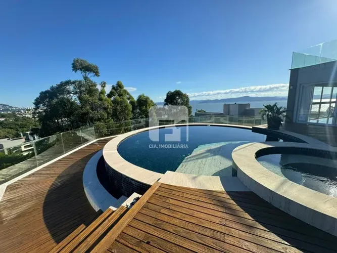 Casa de 7 dormitorios e 4 suites no bairro Cacupé