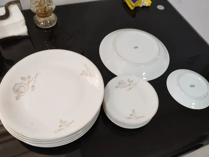 Conjunto de PORCELANA 7 pratos rasos+ 7 pires RENNER - excelente estado
