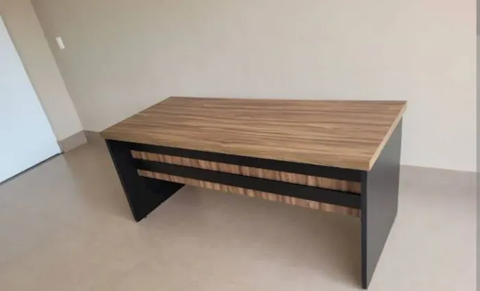 Mesa reta para escritório Premium