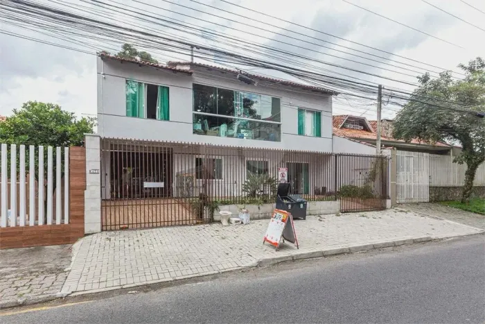 Oportunidade no Santa Cândida  Sobrado Amplo com 325m² e 4 Quartos