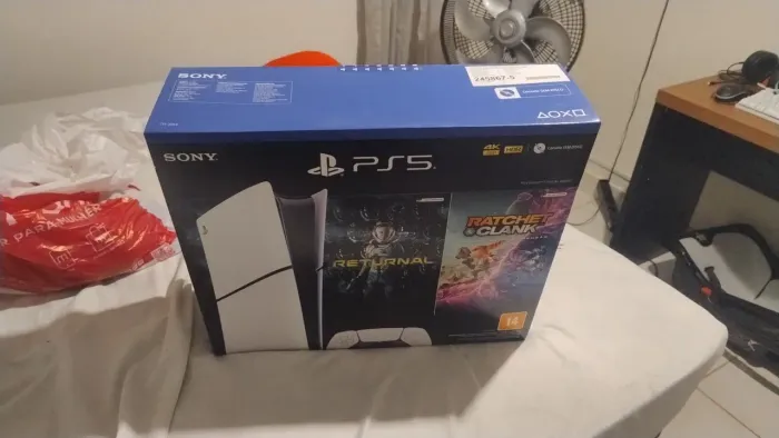 PlayStation 5 slim com 2 controles