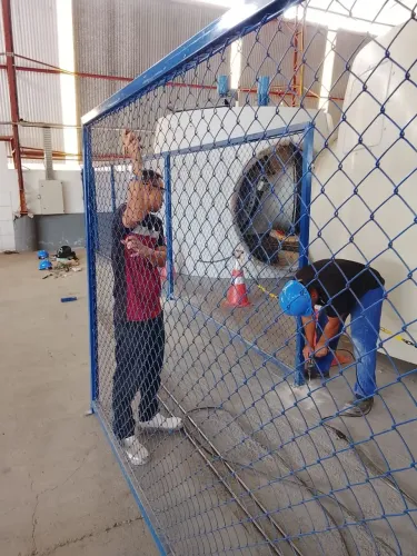Fabricação e manutenção de grades , portões, escadas, corrimão, guarda corpo, calhas
