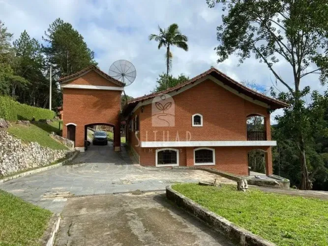 Sítio com ótima casa / lago e piscina