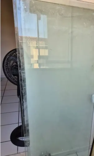 Folhas e porta de blindex