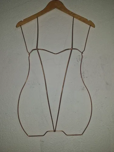 Cabide de arame em formato de vestido kit com 2 unidades. 