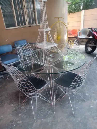 Conjunto de mesa e cadeiras aramadas com designer eames