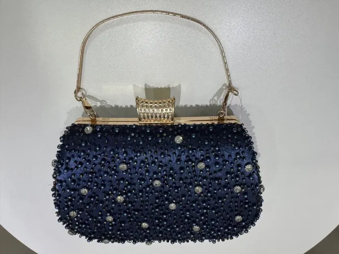 Bolsa de mão Clutch azul marinho com detalhes