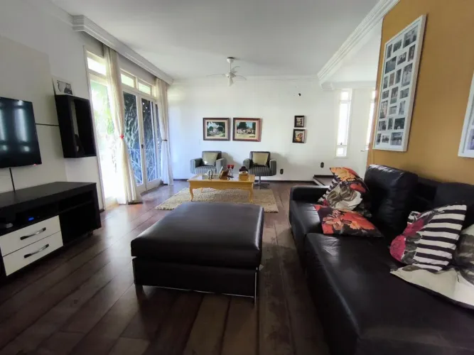 Casa ampla com 4 dormitórios para locação na Trindade - Ideal para residência ou uso comer